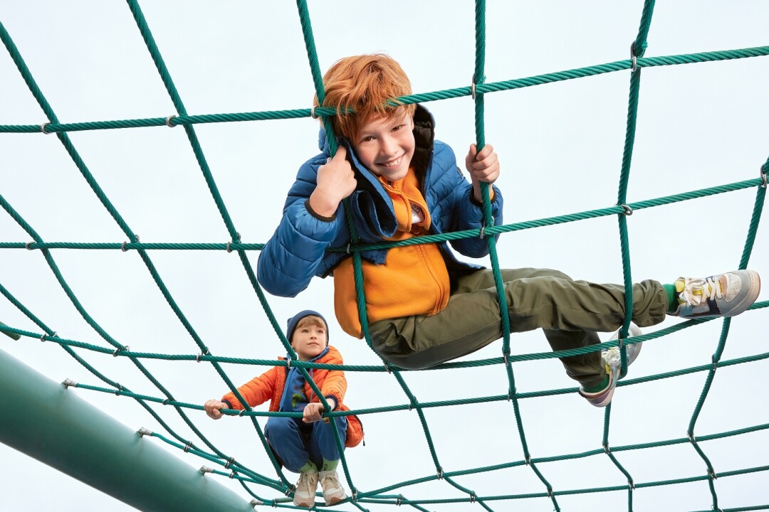 На Макаре: куртка, 3599 руб. На Прохоре: куртка, 3599 руб., толстовка, 1599 руб., брюки, 1199 руб.