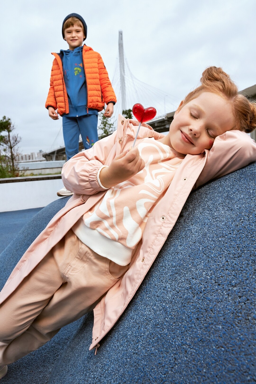 На Мире: плащ, 3399 руб. На Прохоре: куртка, 3599 руб., толстовка, 1599 руб., брюки, 1199 руб.