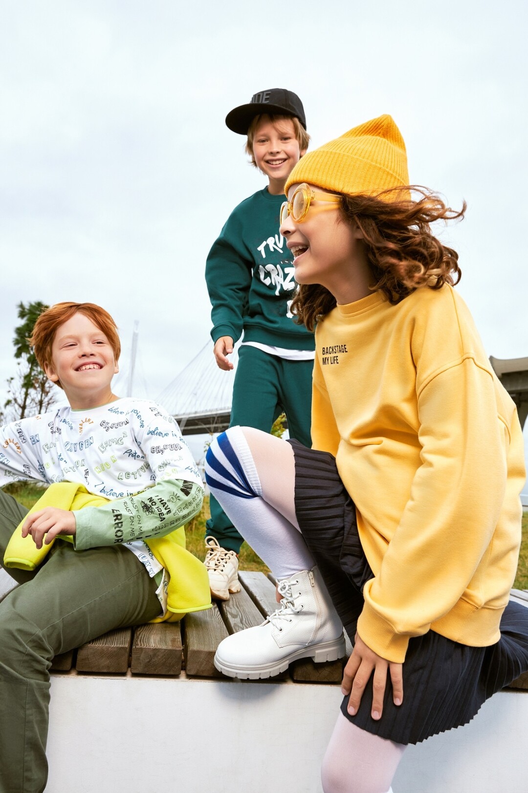 На Макаре: лонгслив, 799 руб. На Амине: cвитшот, 1799 руб. На Андрее: свитшот, 1499 руб., брюки, 1799 руб.