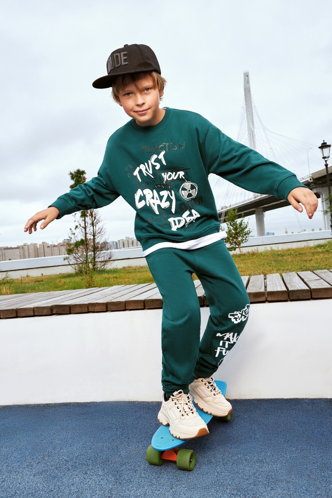 На Андрее: свитшот, 1499 руб., брюки, 1799 руб.