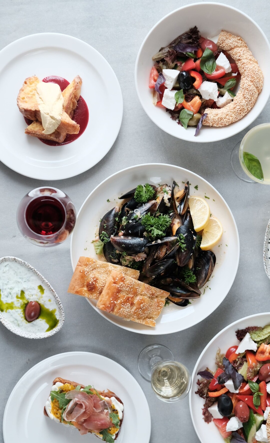 Бриошь с сезонными ягодами, 430 рублей; салат хориатики, 490 рублей; мидии, 550 рублей; дзадзики, 220 рублей; бриошь с прошутто, 430 рублей