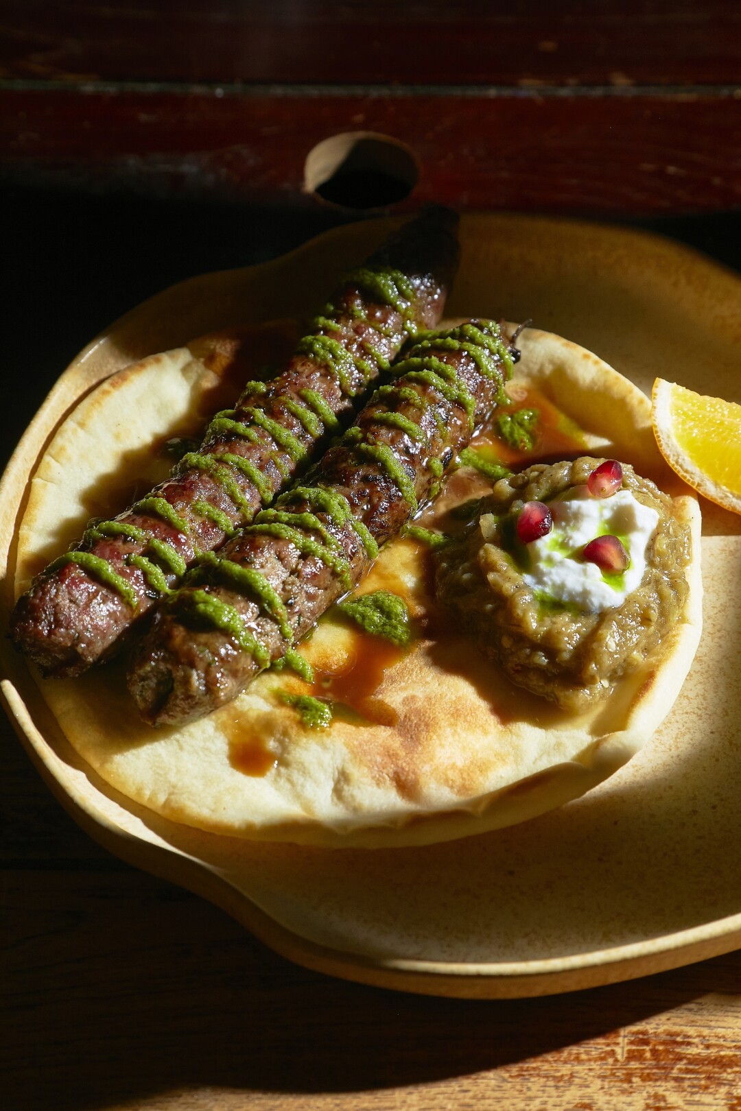 Кебаб из ягненка с печёным баклажаном и мацони