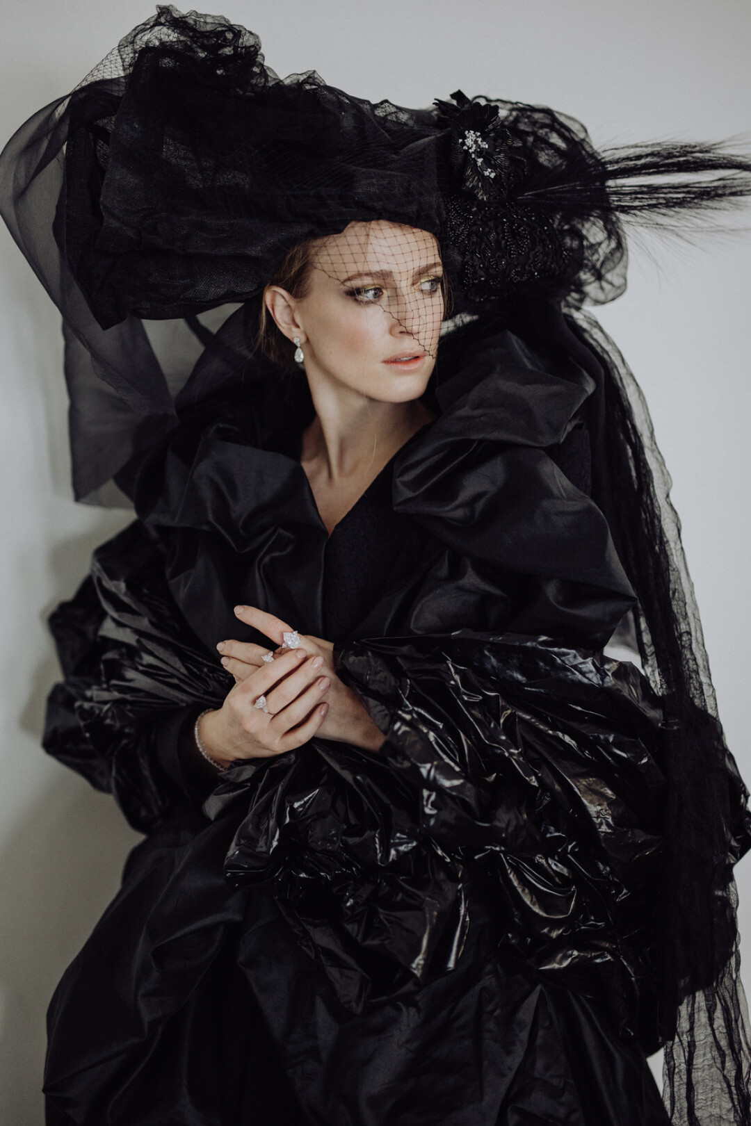 В спектакле, а также на фото Софья Эрнст в украшениях Mercury