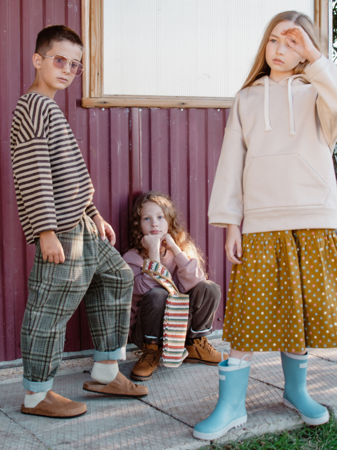 Тельняшка, 3800 рублей; брюки, 5200 рублей. Худи, 4900 рублей; юбка, 4900 рублей.