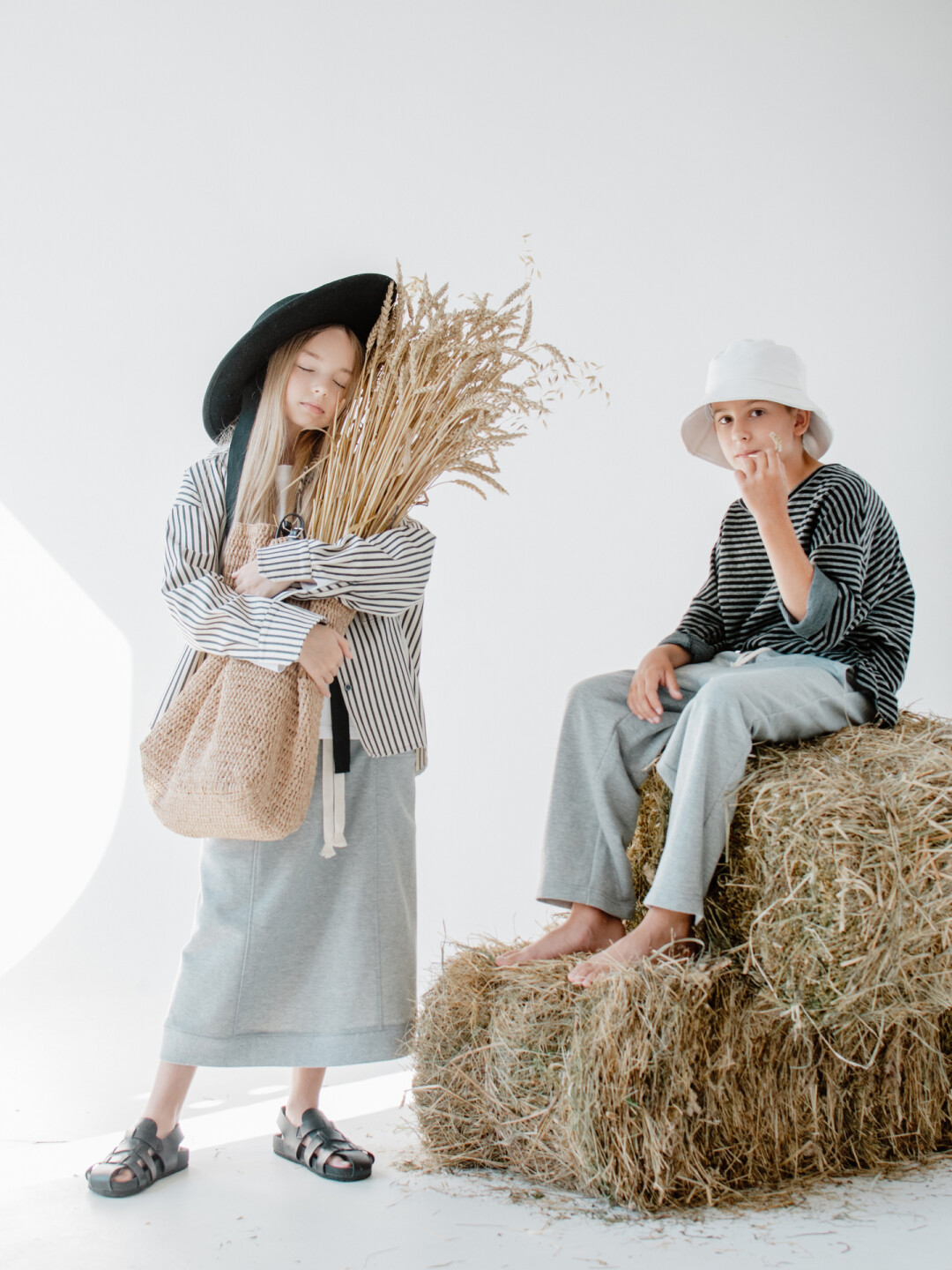 Рубашка, 5300 рублей; юбка, 4600 рублей. Тельняшка, 3800 рублей; брюки, 4600 рублей.