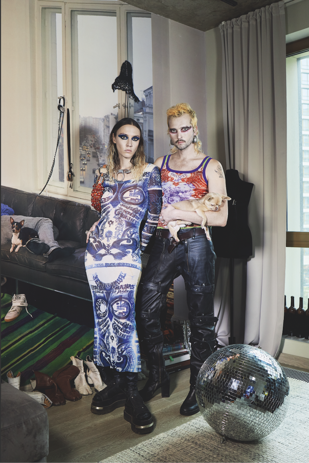 На Мише: чокер Maison Margiela, платье Jean Paul Gaultier, ботинки MM6, кожаные носки USHATAVA, сумка Chloe (все —винтаж) На Китти: серьги Мишиной