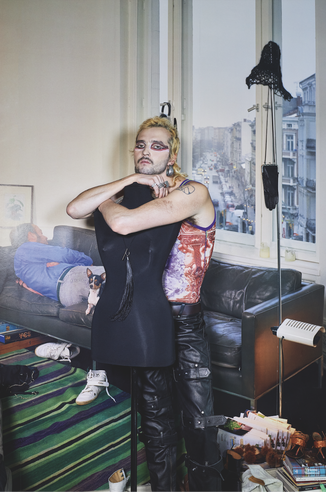 На Китти: серьги Мишиной бабушки, кольца начала ХХ века, майка Jean Paul Gaultier, кожаные брюки, ремень Vivienne Westwood, ботинки Rick Owens (все