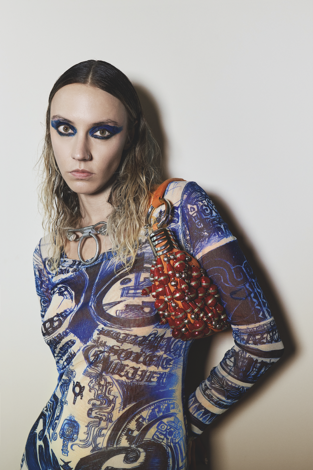 На Мише: чокер Maison Margiela, платье Jean Paul Gaultier, сумка Chloe (все — винтаж)