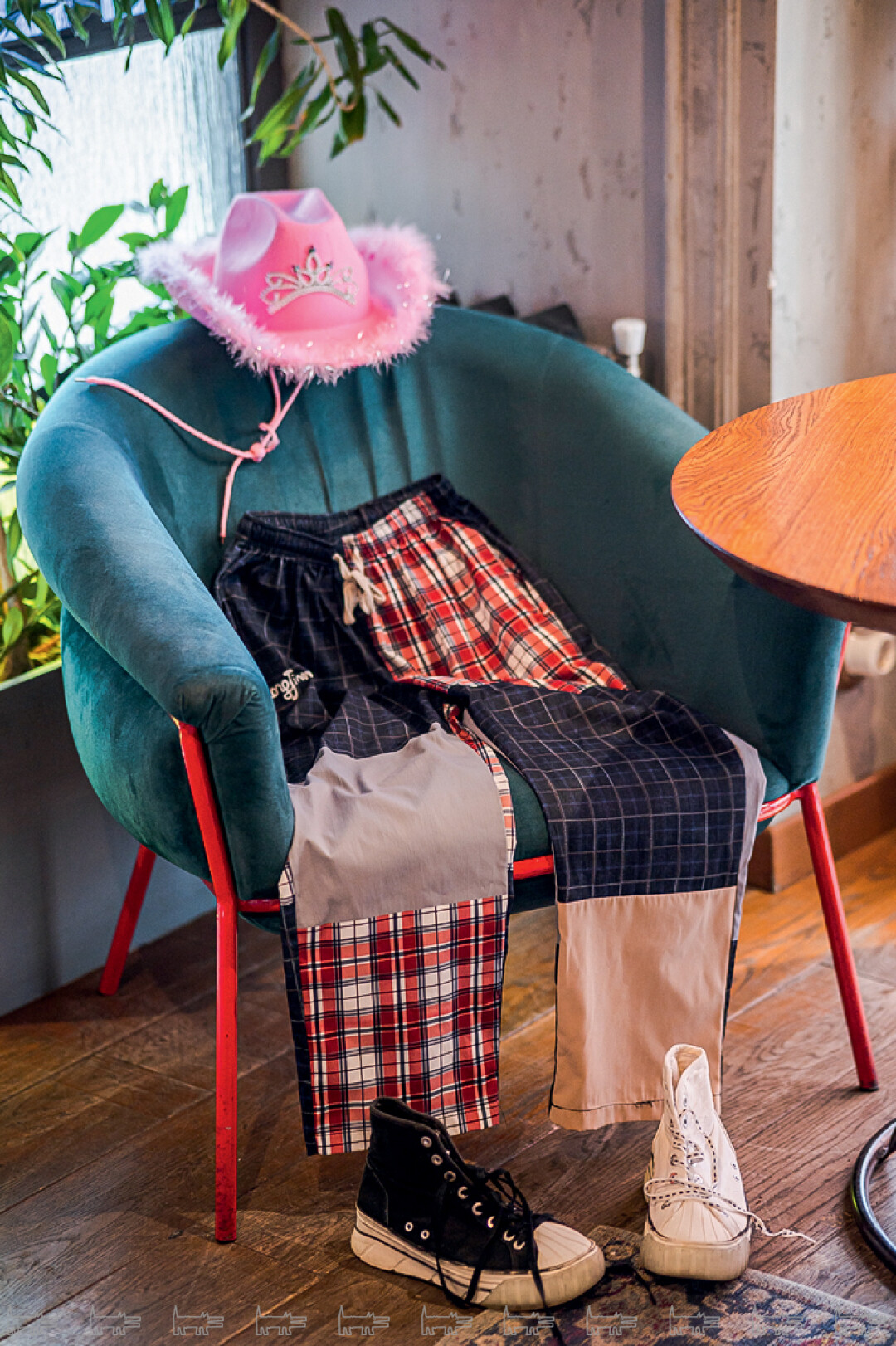 Розовая шляпа Whoisyoudealer, разные пары кроссовок Bershka, брюки Whoisyoudealer