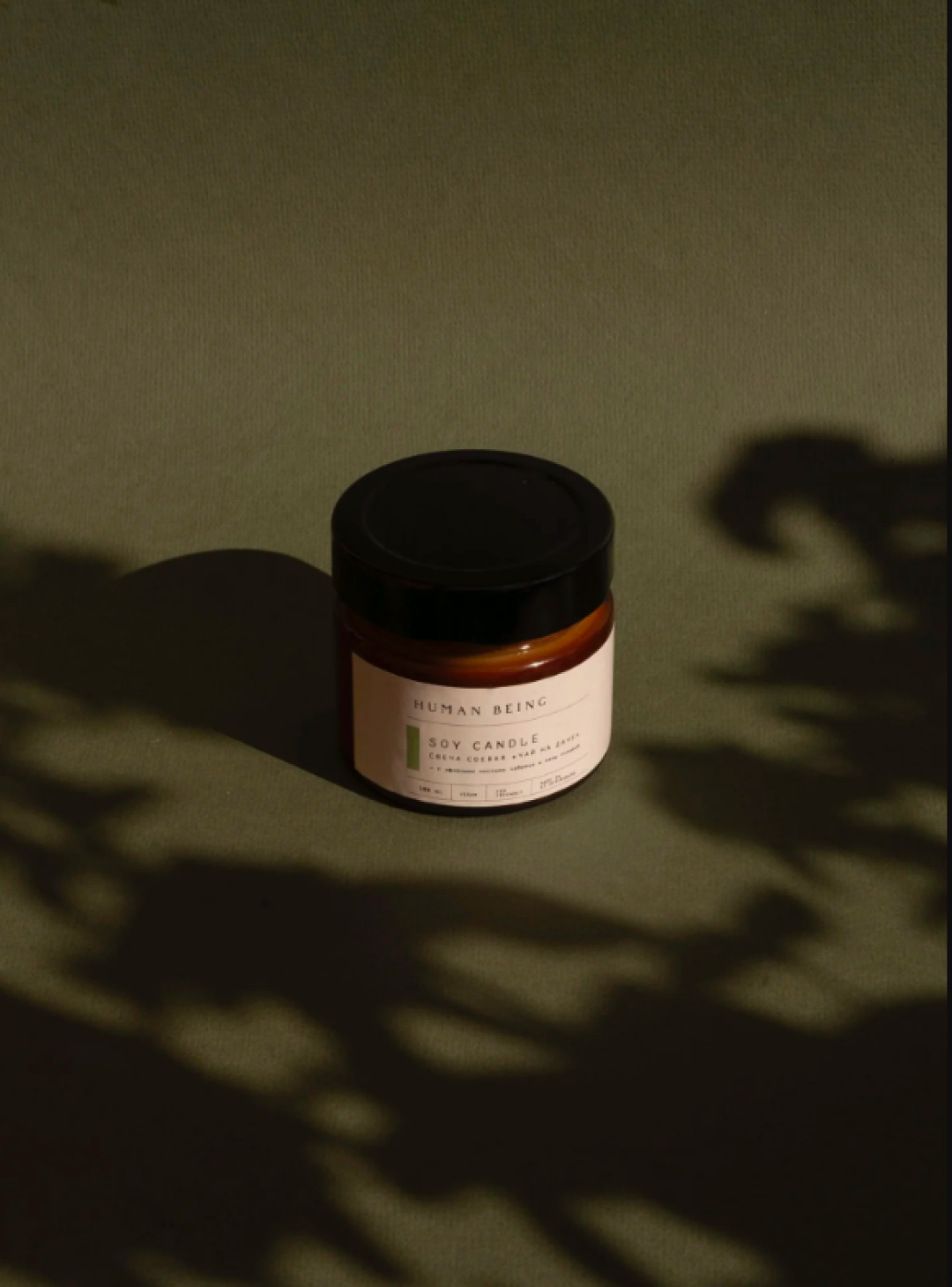 В композиции свечи «Чай на даче» всего два эфирных масла: чабреца и полевой мяты. Но их вполне достаточно, чтобы мысленно перенести вас куда-то в