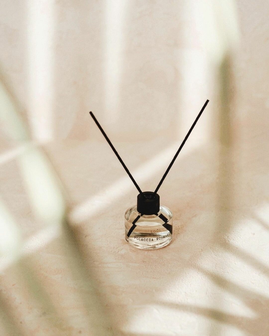 FOCACCIA ROSMARINO пахнет ровно так, как и следует из названия: хрустящей итальянской лепешкой с пряностями, которую только что достали из печи