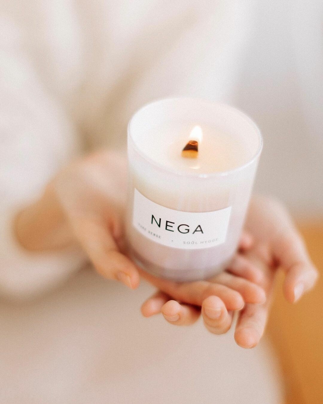 Свечу NEGA Soul Hygge создали в коллаборации с проектом Pure Sense, где ароматы делают незрячие парфюмеры. За сладость и нежность в композиции
