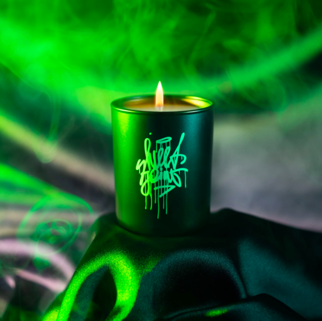 В Sweet Joint действительно есть нота конопли (и весьма явная), а аккомпанируют ей табак, ягоды, ревень, слива, груша, ветивер, сандал и амбра. Smells