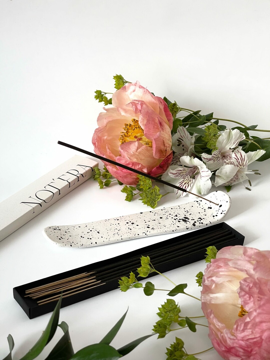 Угольные благовония Not`era вымачивают вручную в мастерской: несколько раз по кругу. Одна упаковка делается не меньше 4 дней! Присмотритесь к аромату