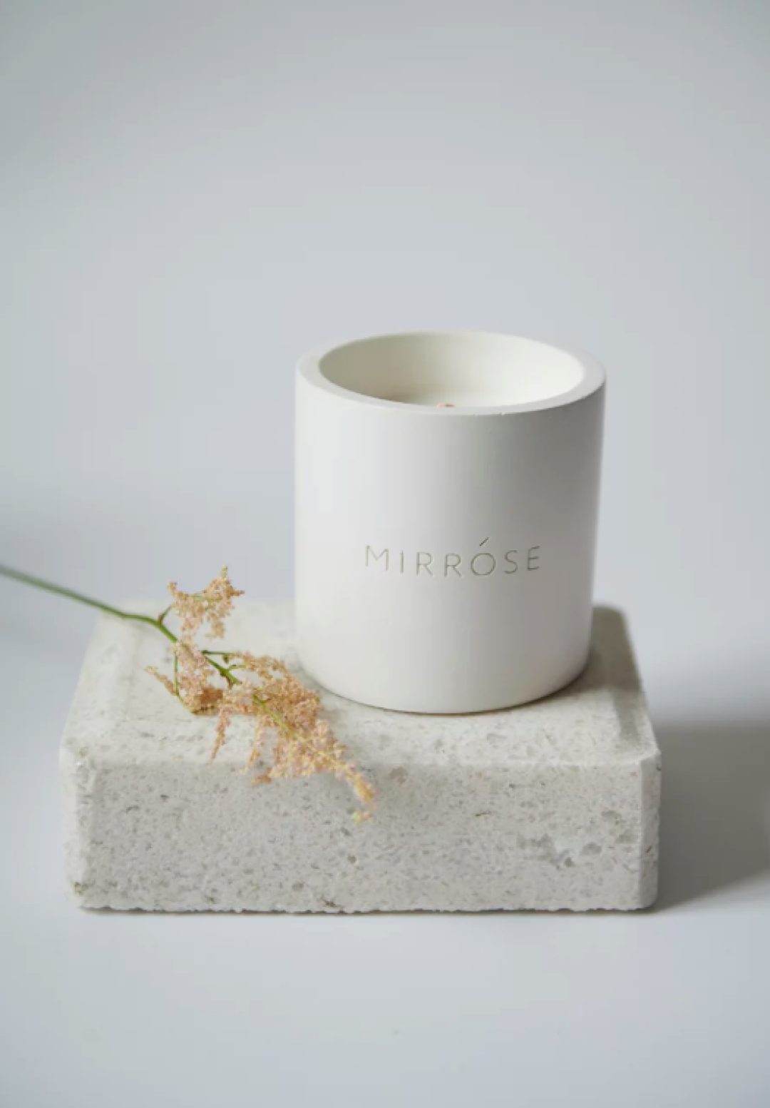 «Табак-ваниль» — один из бестселлеров бренда. Все дело в контрапунктах: нежная ваниль встречается с маскулинными дымными нотами, приправленными