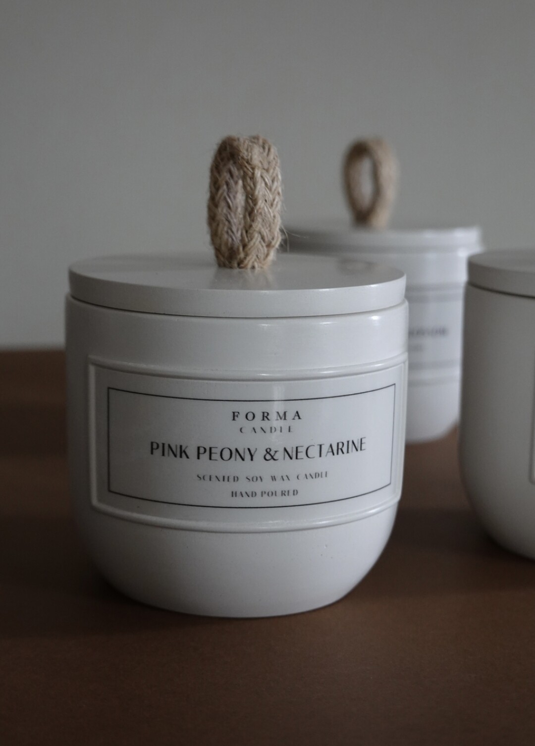Сезон пионов, увы, не вечен: ждем следующего июня. А пока наслаждаемся ольфакторным букетом от Forma Candle. В нем, помимо пушистых розовых бутонов