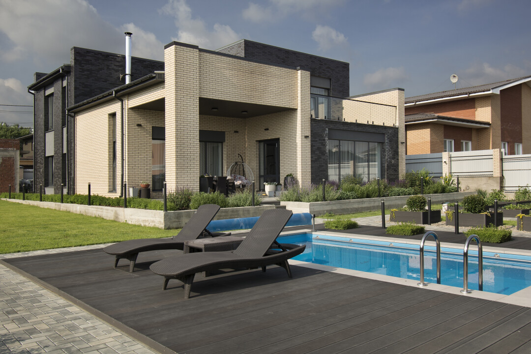 Функциональные прозрачные стеклянные ограждения на ножках с тонким поручнем «Инженерная эстетика»