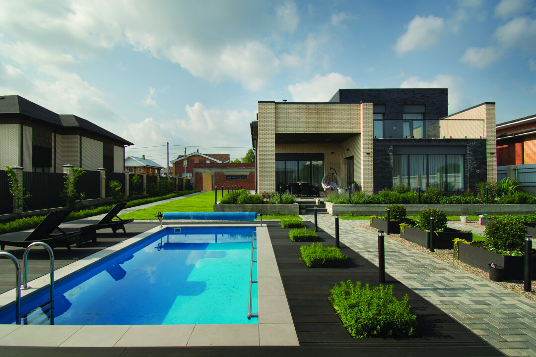 Для комфортной эксплуатации бассейна используется морозоустойчивая пленка от европейских брендов с долгим сроком службы (до 15 лет) и установлены