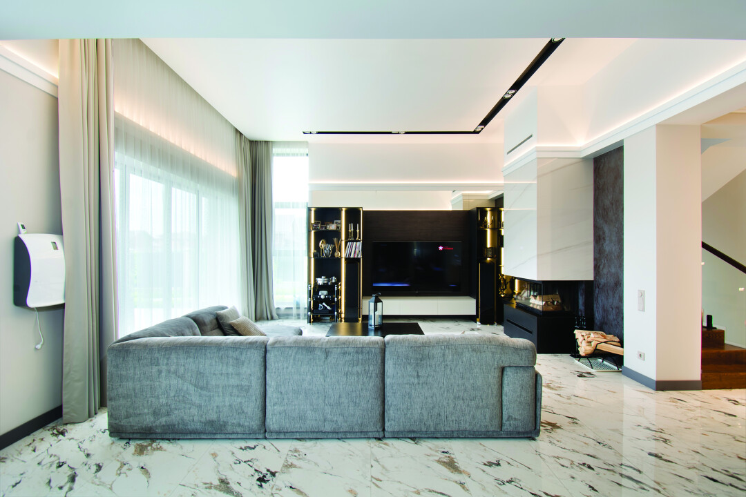 Обрамление интерьера выполнено потолочными карнизами и плинтусом от бельгийской фабрики Orac Decor, М-Studio Модульный угловой диван DORIAN из