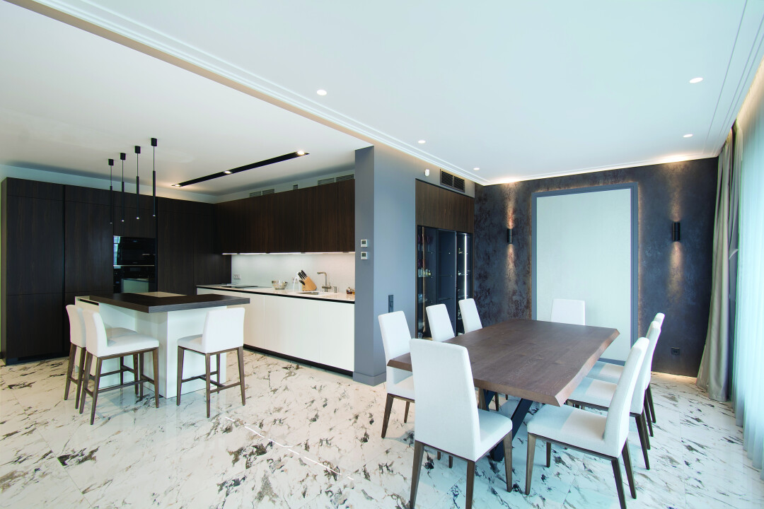 Кухня из коллекции мебели ASTER, модель CONTEMPORA, отделка фасада выполнена из матового лака и шпона эвкалиптового дерева. Меблировка кухни и