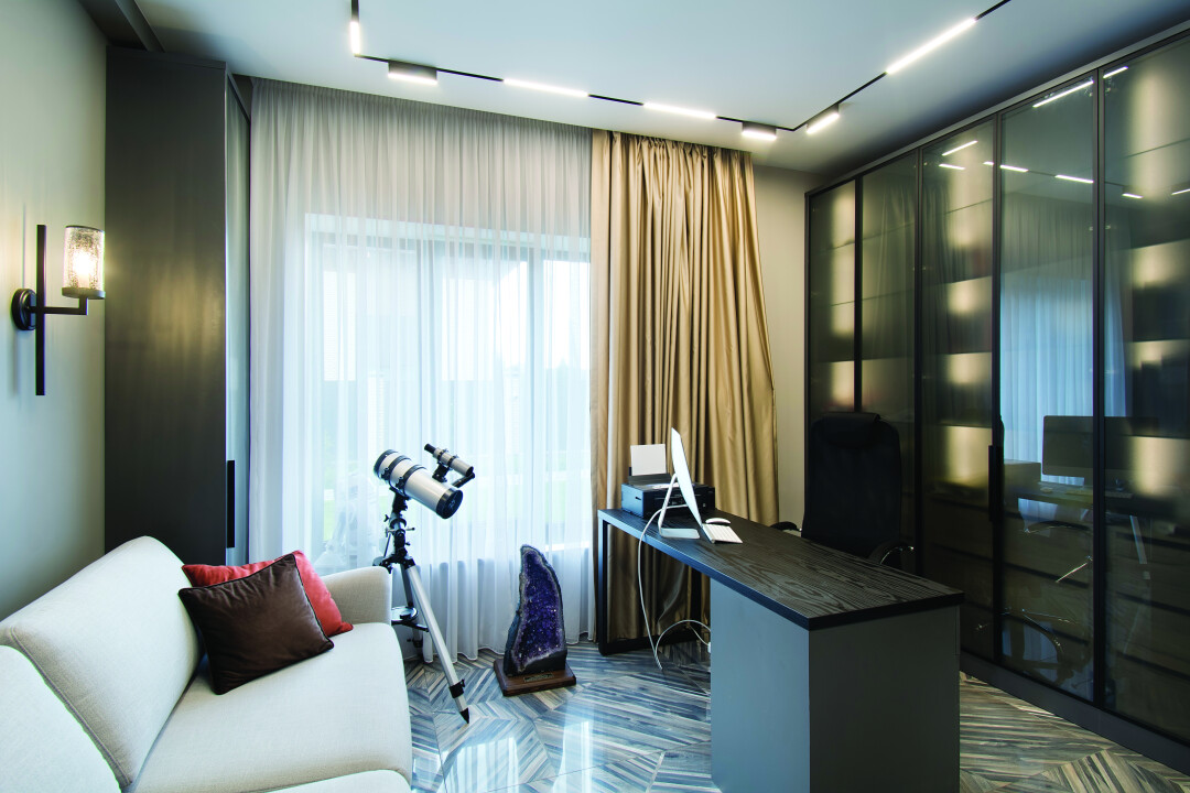 Плинтус в кабинете от бельгийской фабрики Orac Decor, М-Studio Напольное покрытие из керамогранита KAURI FIORDLAND TECH LAPP, La Fabbrica, S-Classic