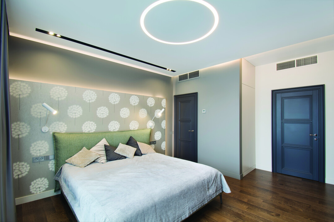 Безмятежную идиллию создают уютные английские обои Harlequin. Элегантный плинтус и карниз под подсветку из коллекции Steps от бельгийской фабрики Orac