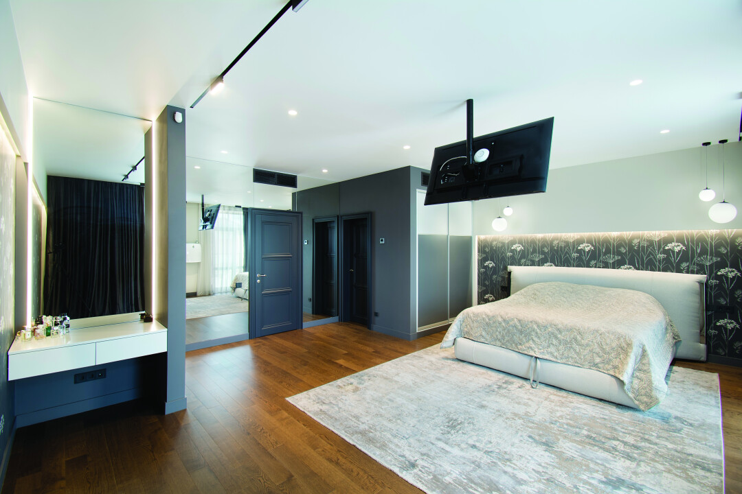 Просторная кровать с мягким изголовьем Amal (фабрика Flou), Icona, S-Classic Встроенная трековая система INFINITY, светильники TURN LINE, встроенные