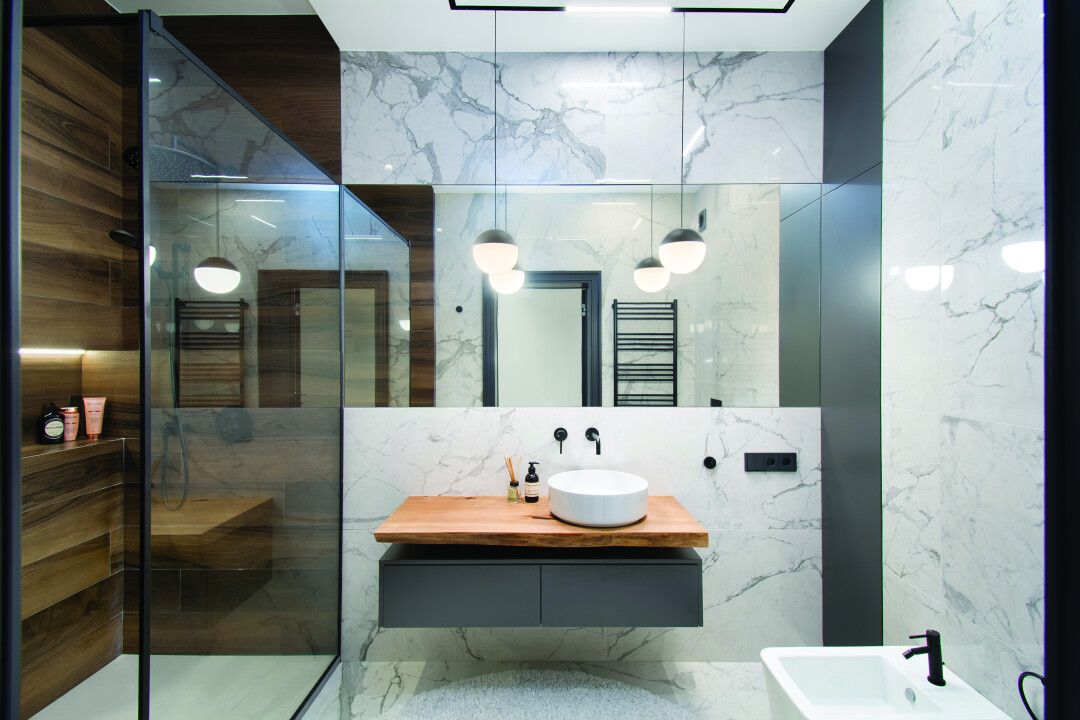 Эргономичная стеклянная душевая перегородка и панорамное зеркало «Инженерная эстетика» Сочетание разного керамогранита Naturali Bianco Lasa Lucidato