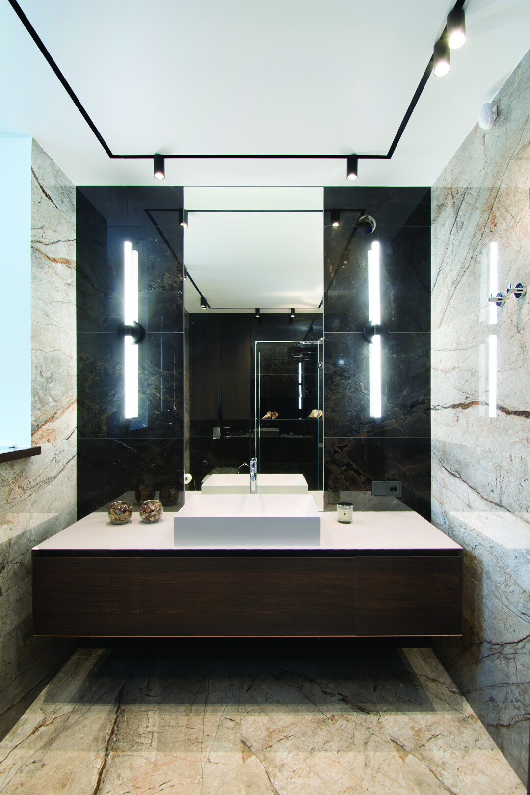 Смешение оттенков керамогранита SAN PE6, BR6, Imola Ceramica особенно подчеркивает многогранность пространства, мебель Antonio Lupi Panta Rei, S