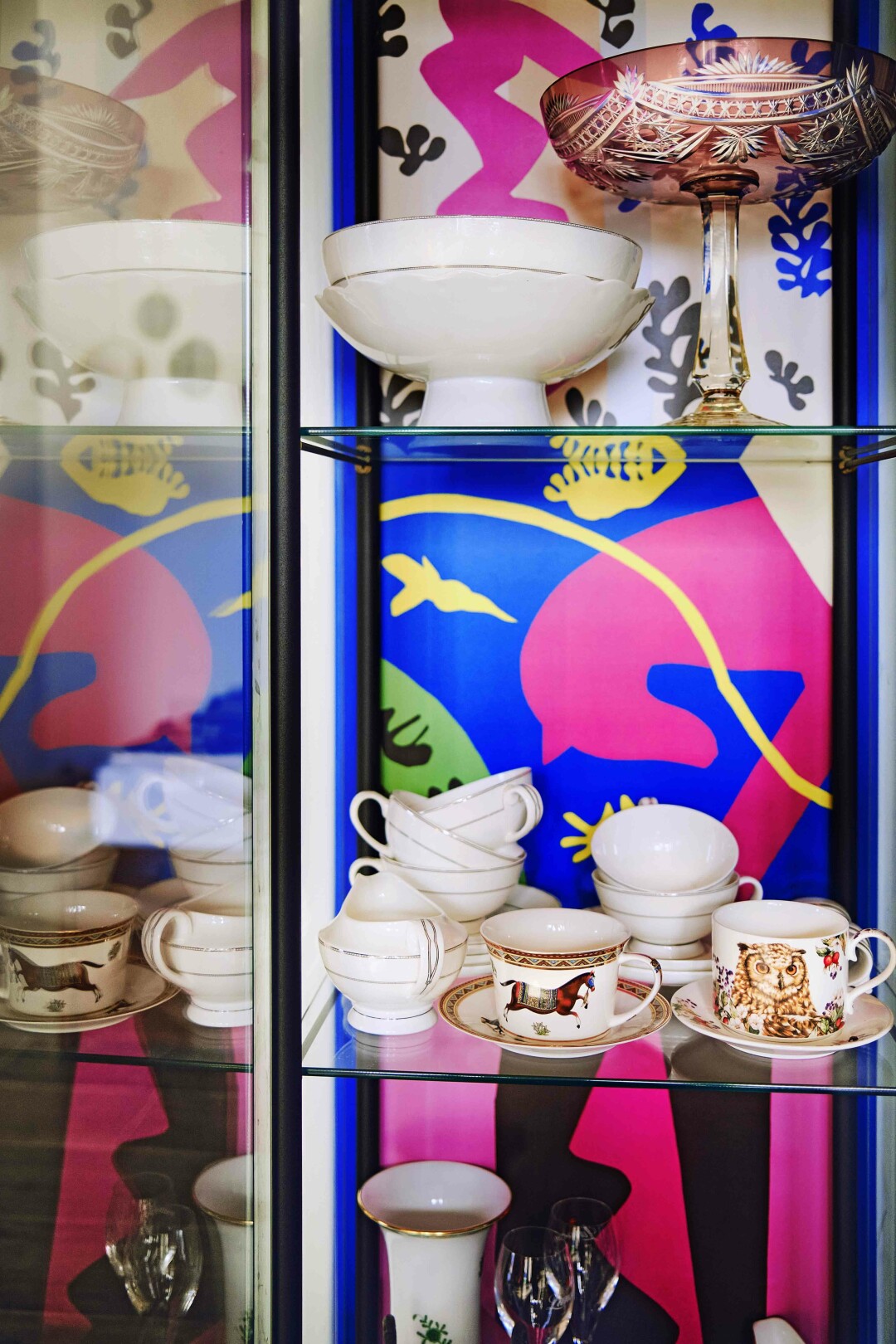 Старинную (да, 1991-й!) витрину IKEA кастомизировали по мотивам декупажей Матисса