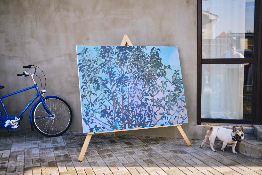 Только что написанная Парфеновой картина «Кусты» — вид со второго этажа ее загородного дома