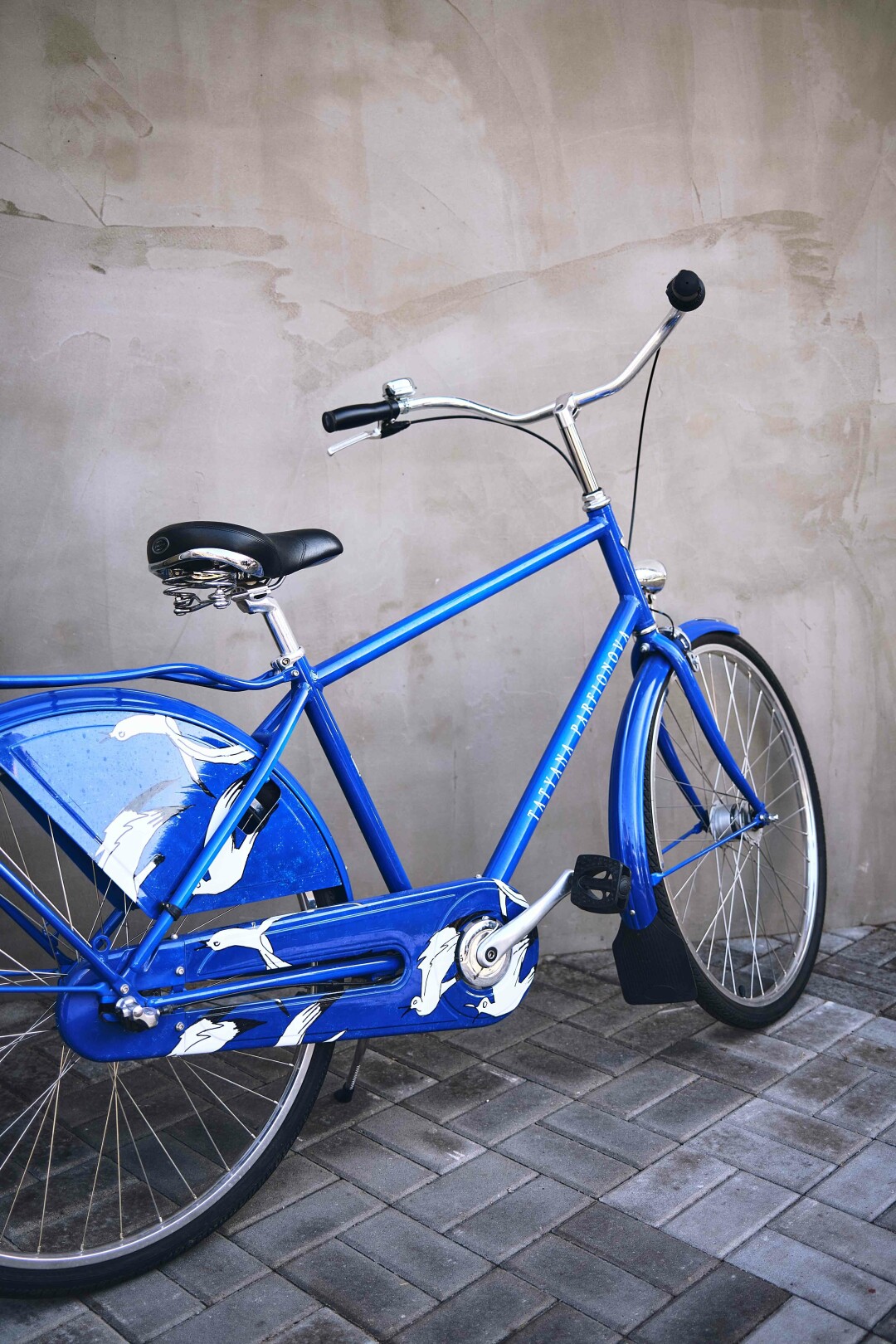Велосипед самого актуального цвета осени (кобальт!) с принтом «Чайки» авторства Татьяны Валентиновны — коллаборация Tatyana Parfionova и Electra
