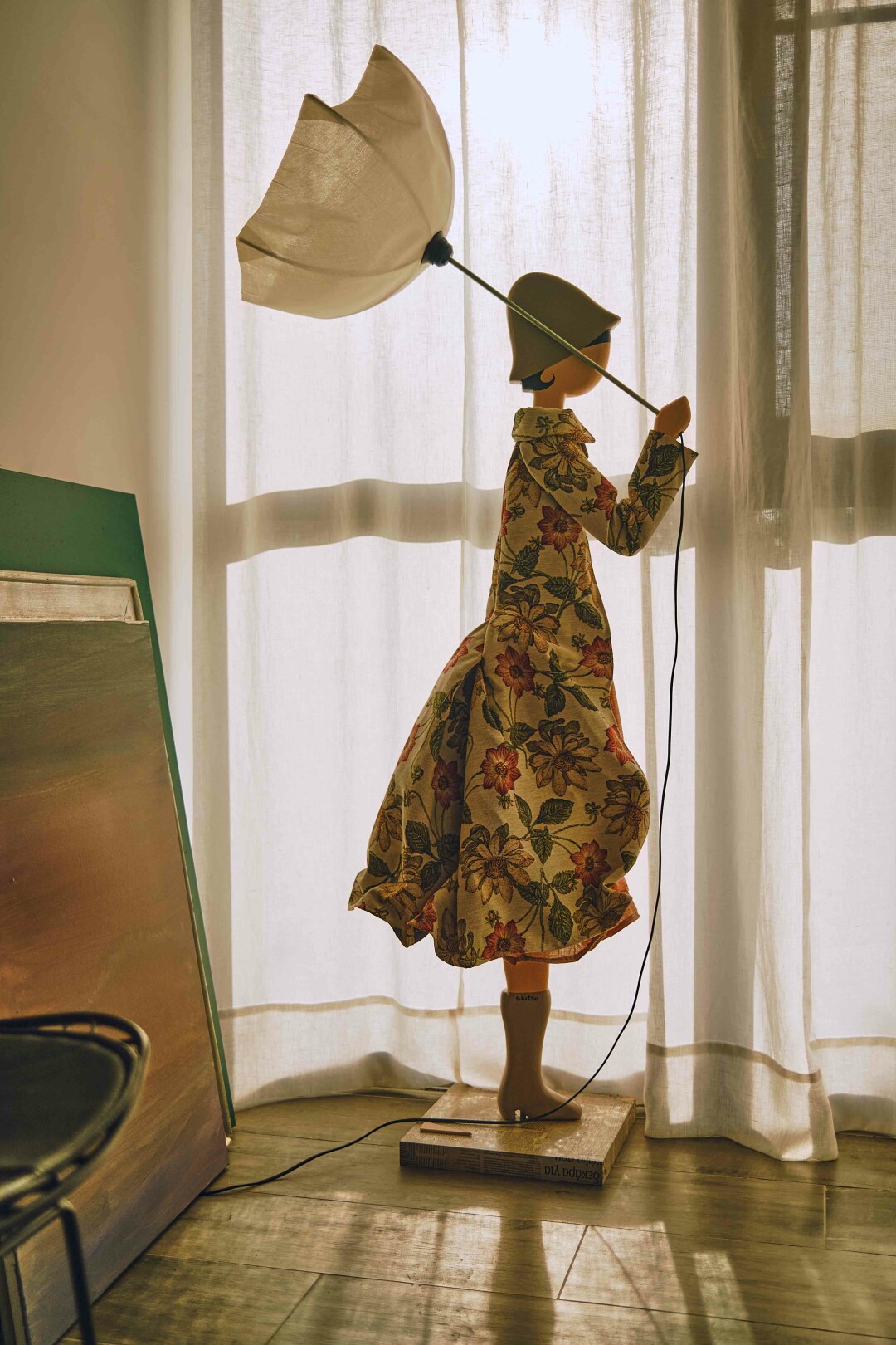 Лампа из греческой мастерской Skitso была обнаружена в Галерее дизайна bulthaup и не без перипетий переехала жить к Татьяне