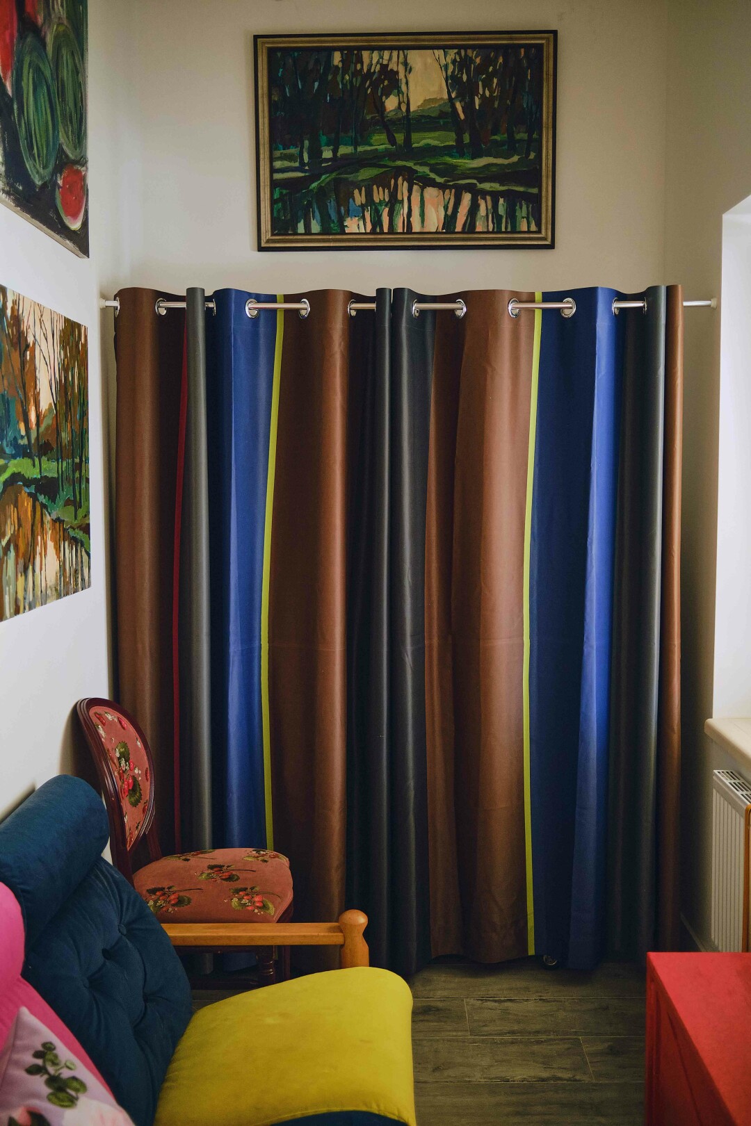 Пейзаж Анатолия Лобынцева солирует на фоне шторы Parfionova Home