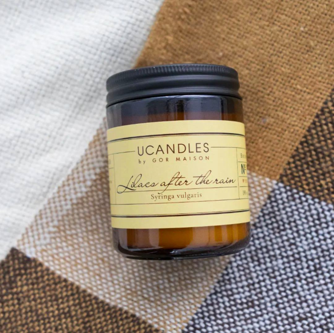 Период цветения сирени так короток — лишь месяц в году. И если вы, как и мы, любите ее аромат, эта свеча — для вас. Именно так пахнет лиловый куст