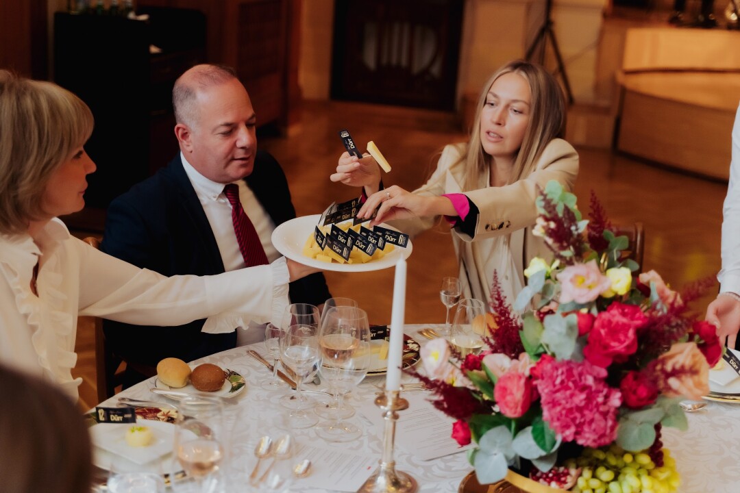 Юлия Пашковская, Саша Карпова. Ури Резник