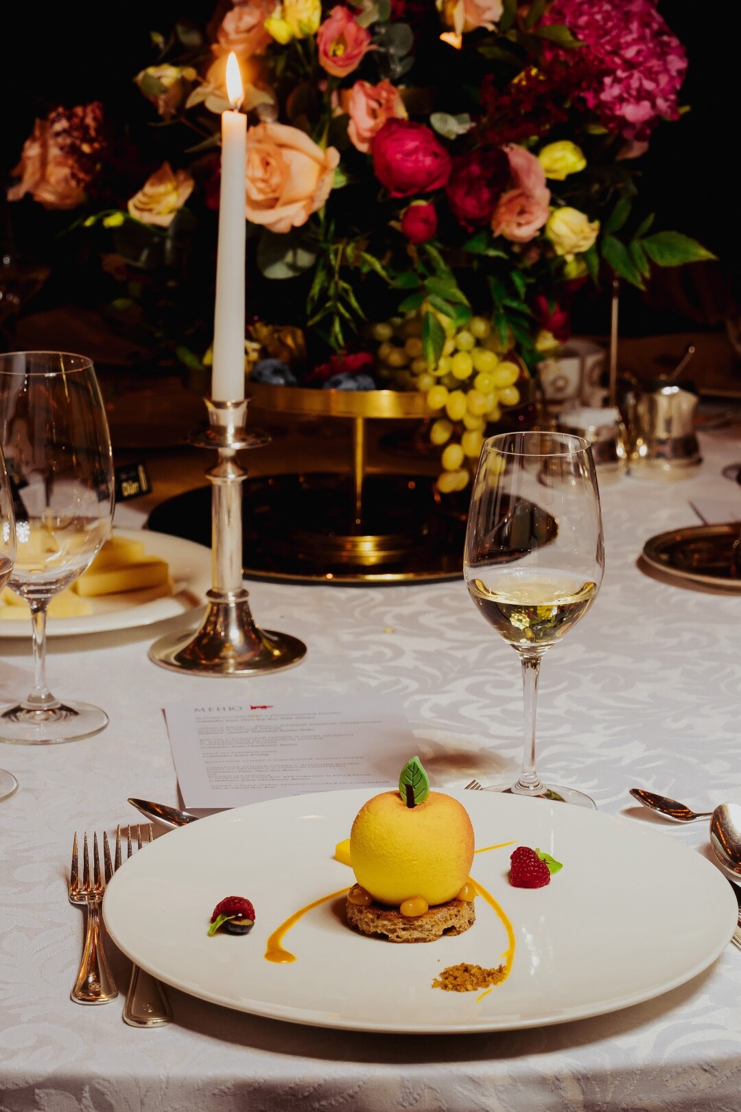 Фуа-гра c томленой грушей и парфе из манго и маскарпоне на ореховом бриоше с абрикосовым чатни