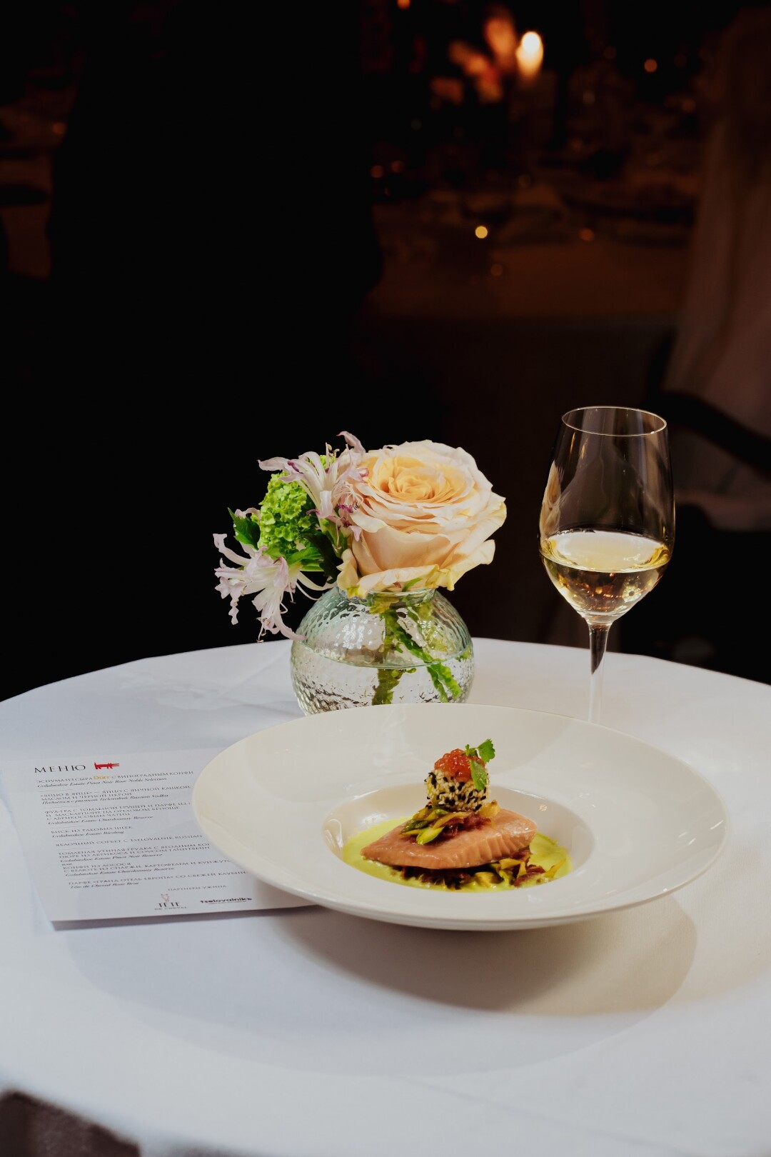 Конфи из лосося с велюте из спаржи, картофелем и кунжутом