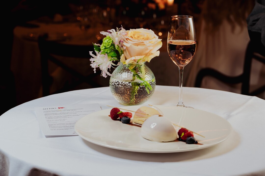 Парфе «Гранд Отель Европа» со свежей клубникой