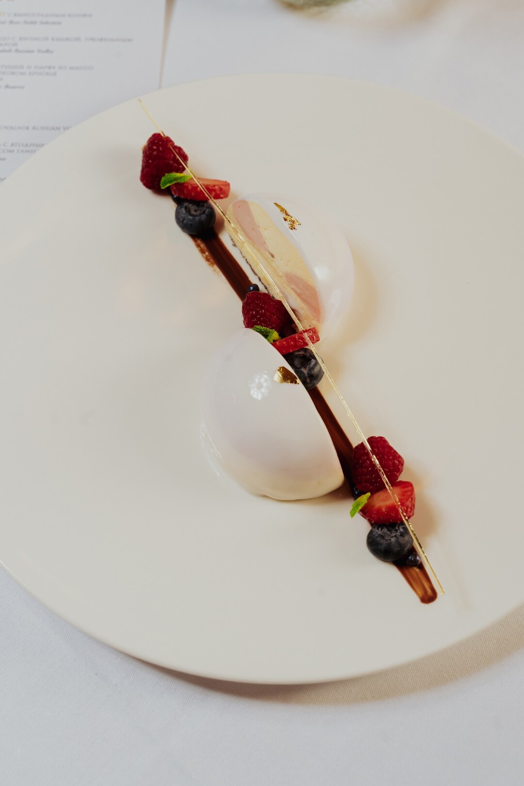 Парфе «Гранд Отель Европа» со свежей клубникой