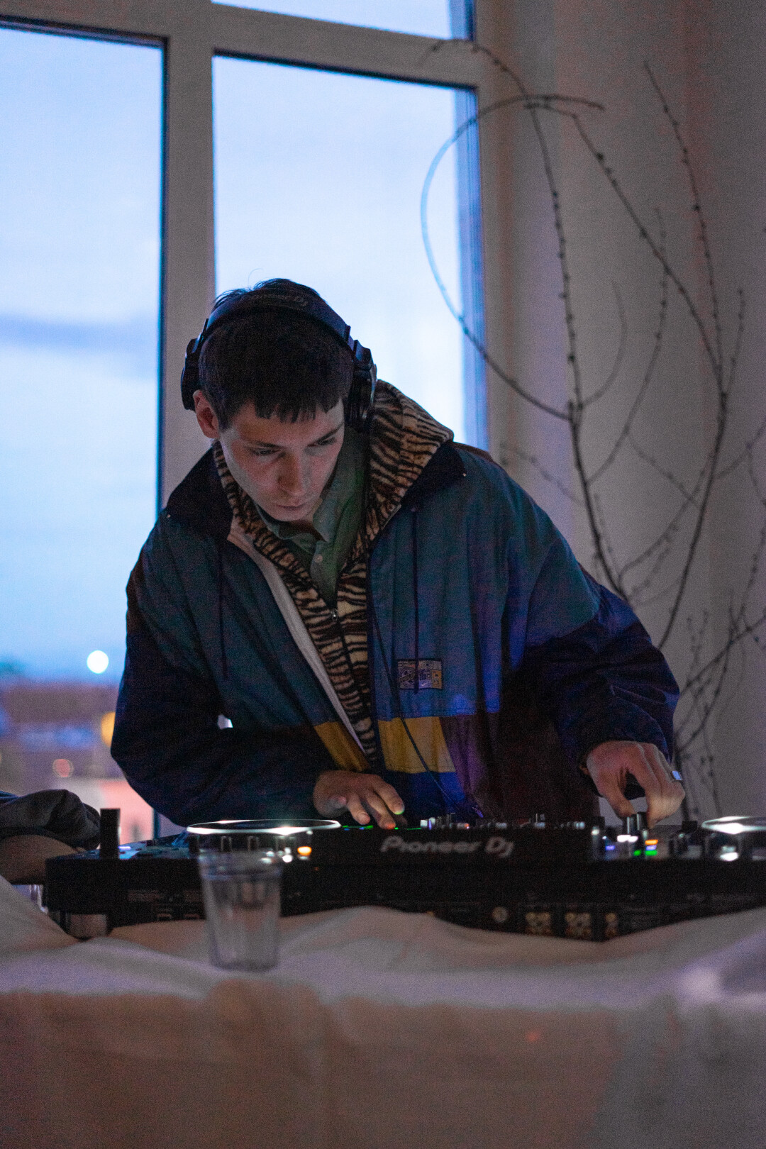 Кирилл Никитин на чайных церемониях знакомит гостей с новыми жанрами