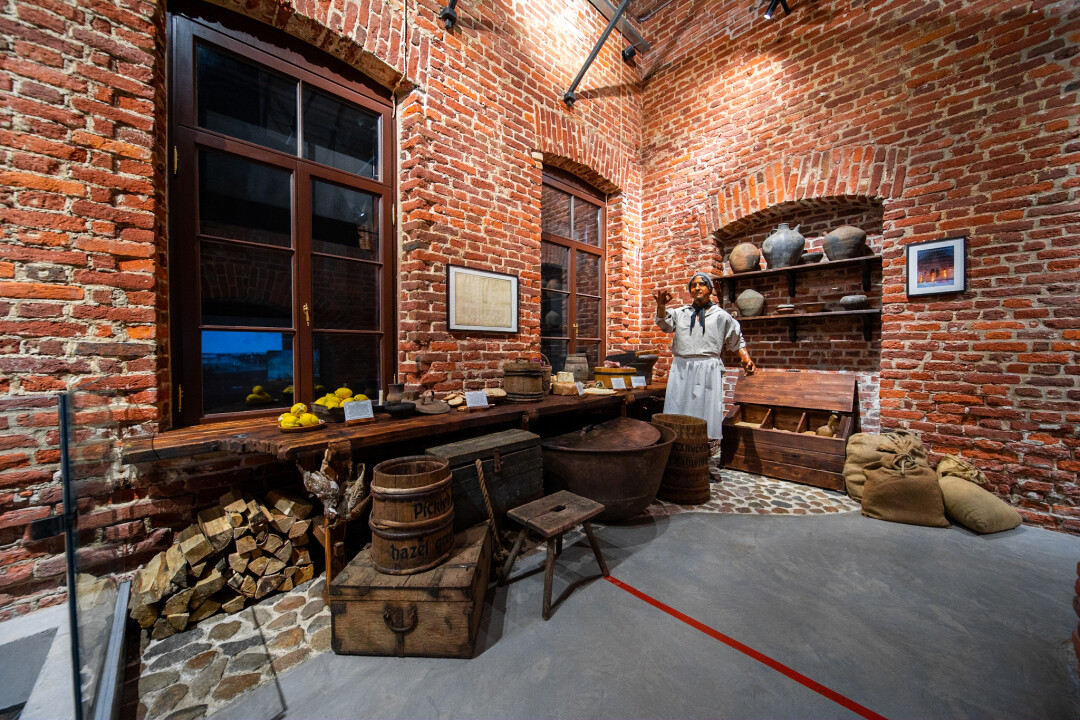 Экспозиция музея «Голландская кухня»: примеры продуктов и утвари, одежда повара, фрагмент системы водоотведения начала XIX века.