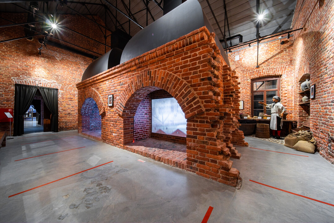 Печи голландской кухни, восстановленные по отпечатку гари на стенах.