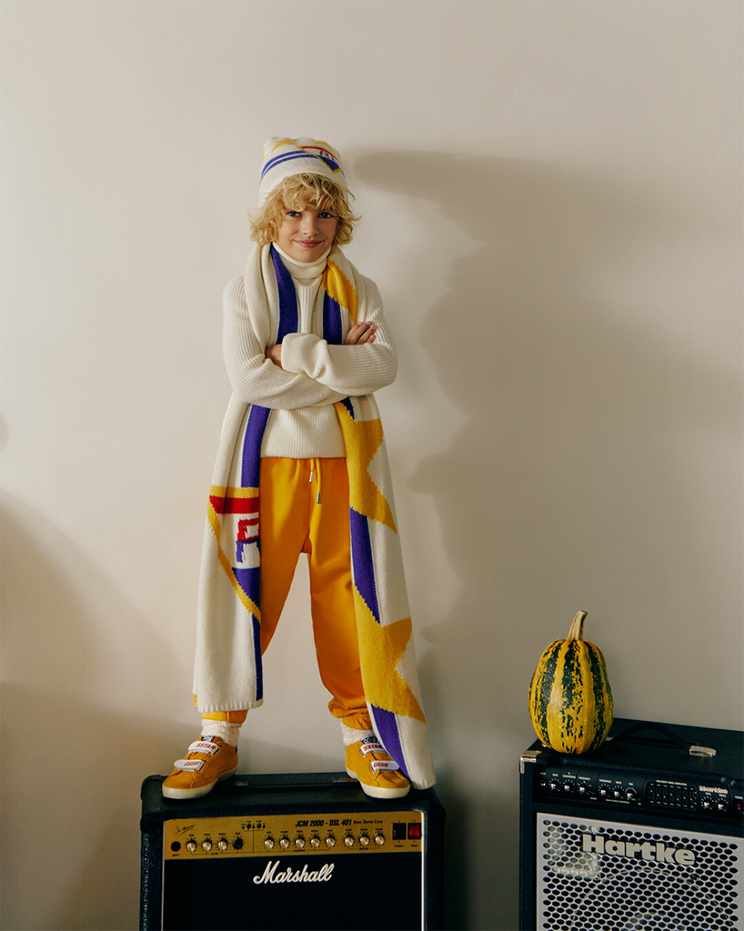 Шарф и шапка 21 800 руб. и 10 800 руб. Ralph Lauren, свитер Del Lago 13 700 руб., джоггеры Diesel 8 910 руб., кеды Golden Goose 24 750 руб.