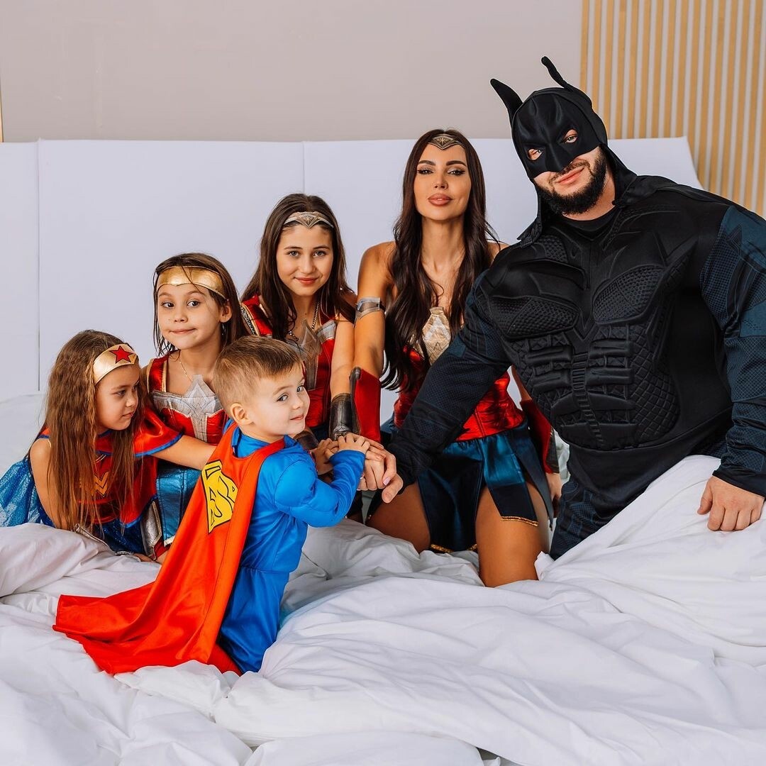 Джиган и его семья в образе супергероев (всего на фото 4 Суперженщины, 1 Бэтмен и 1 Супермен)