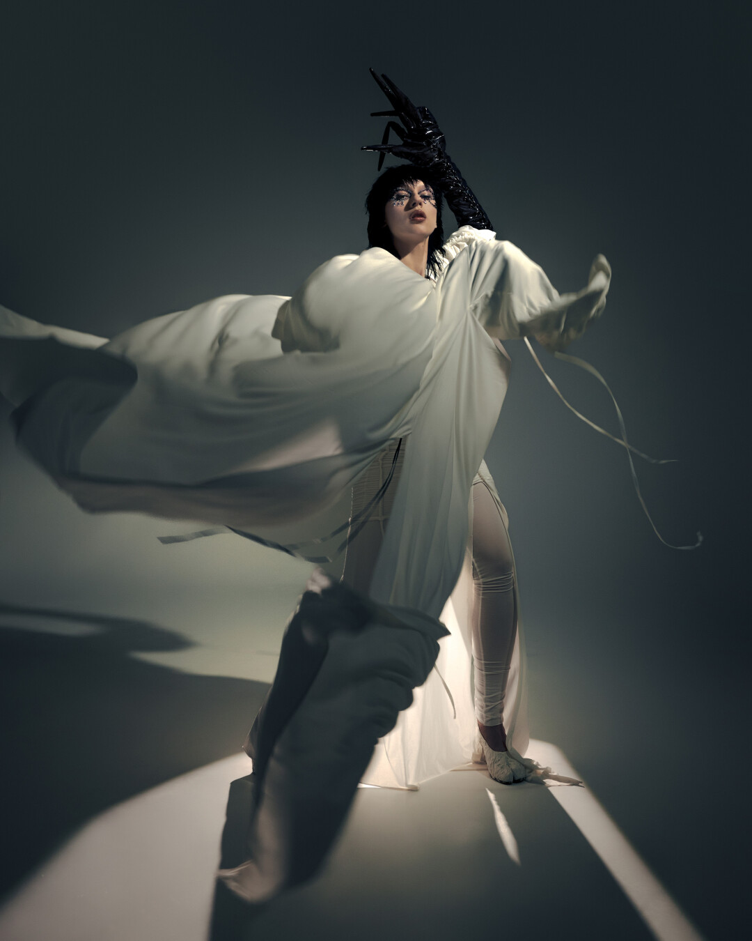 Костюм Bhaggini, перчатки Vera Steklova, ботильоны Maison Margiela