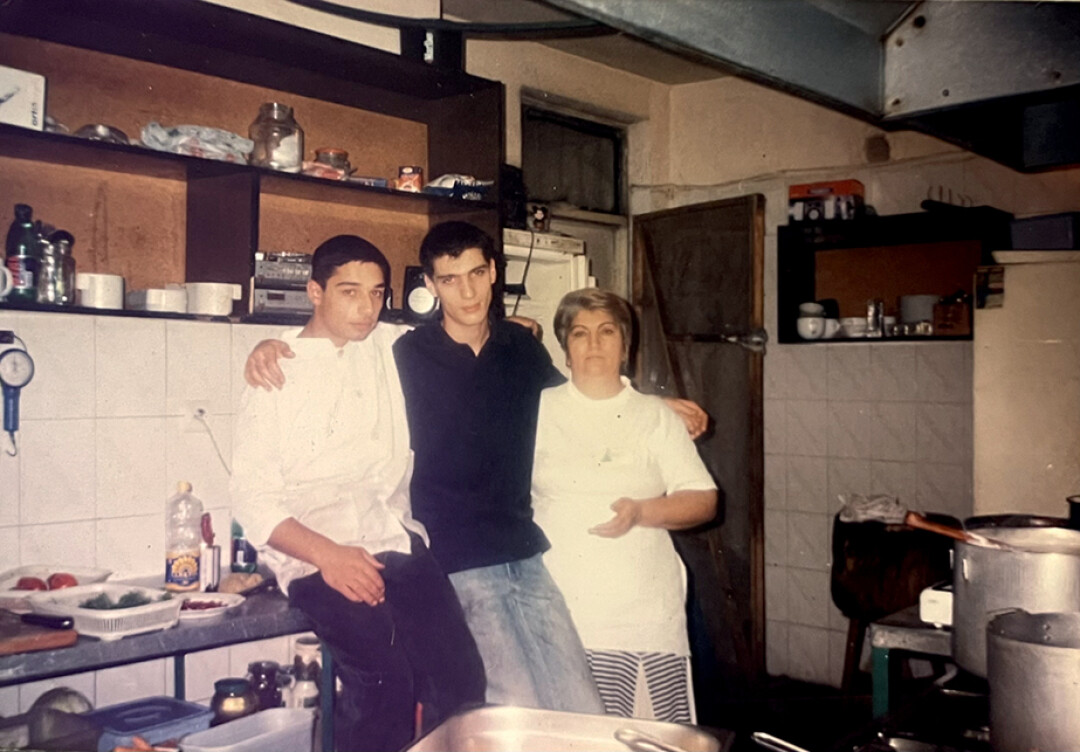 Пятнадцатилетний Леон Монро в пиццерии в Ереване