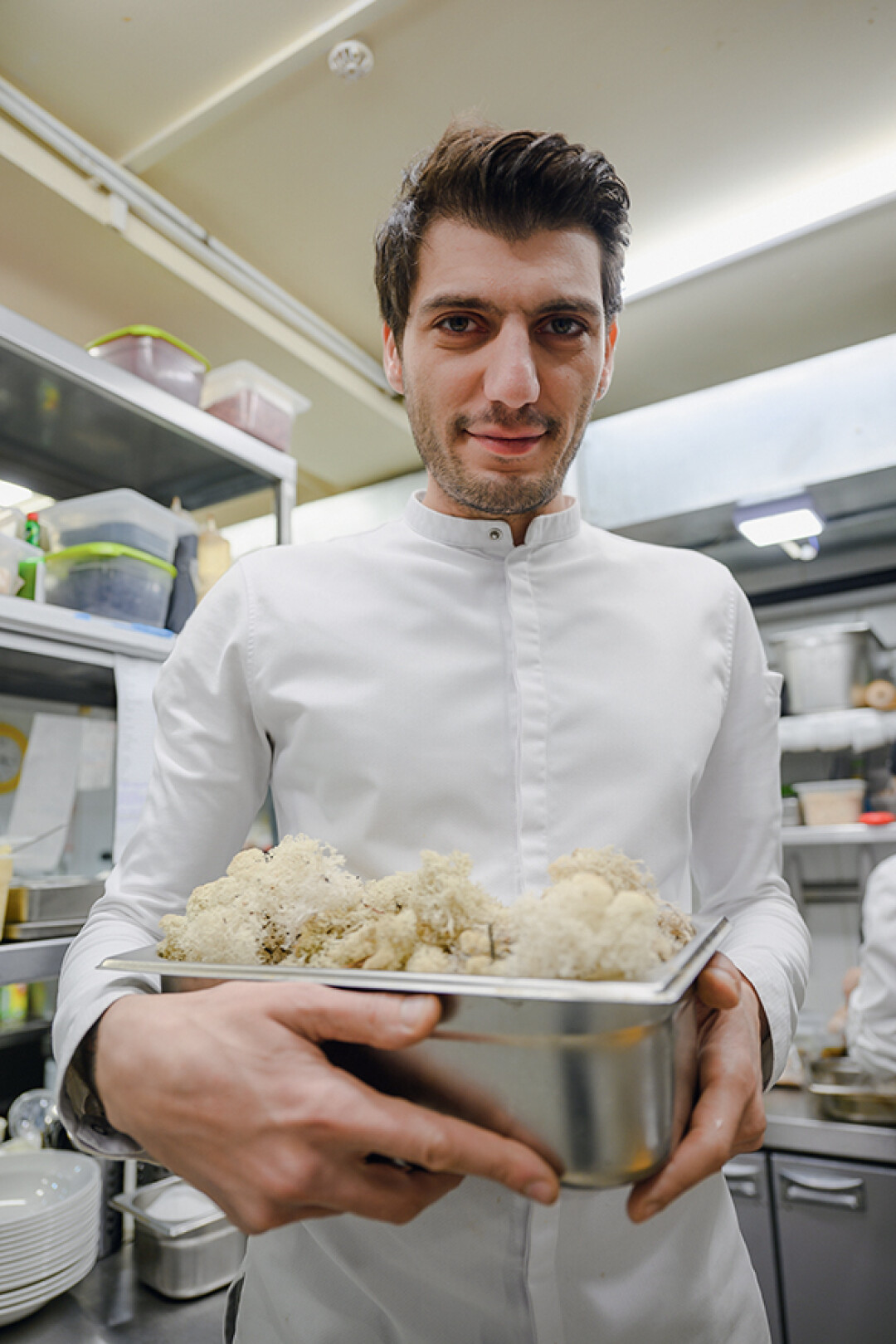 Момент подготовки ягеля («олений мох») к сушке в ресторане «Вино и сыр»