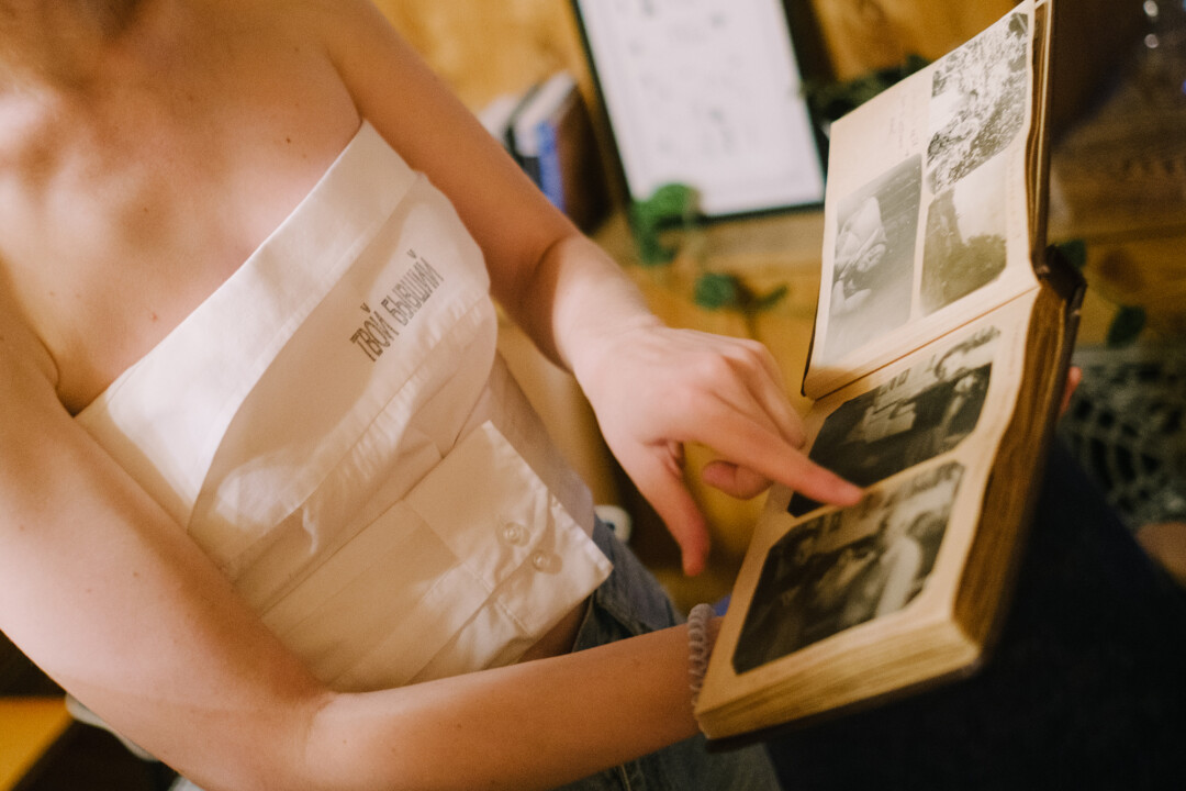 Фотоальбом учительницы Виталии по скрипке не продается и лежит в магазине в качестве реквизита. Там снимки 1946 года из поездки ее семьи на теплоходе