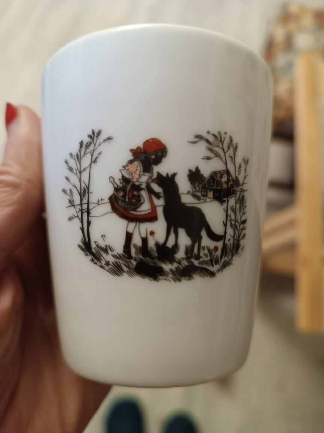 Фарфоровая чашка с изображением Красной шапочки